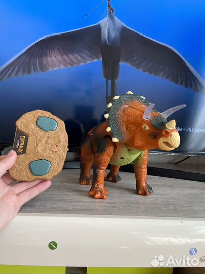 Динозавр на пульте управления