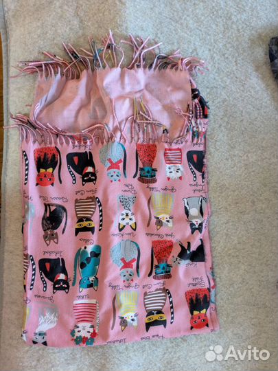 Розовый палантин с котами