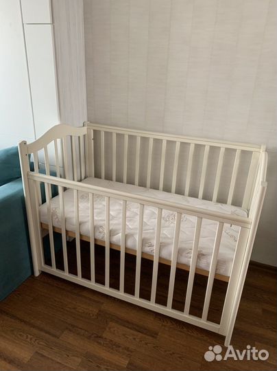 Детская кроватка с универсальным маятником