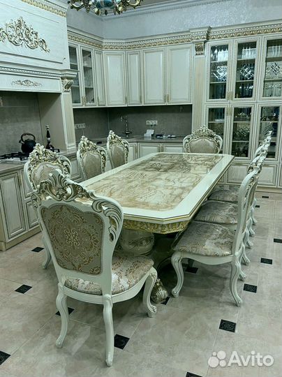 Стол и стулья для кухни. В наличии