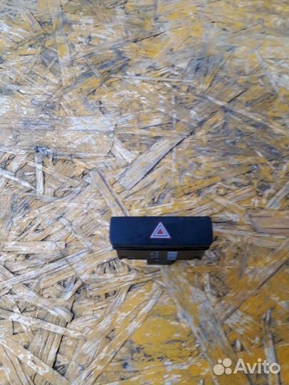 Кнопка аварийной сигнализации Volkswagen Passat B7