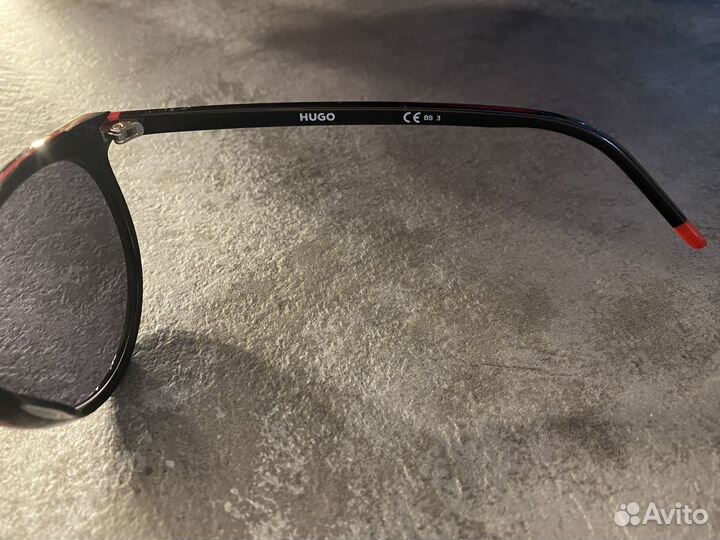 Солнцезащитные очки Hugo
