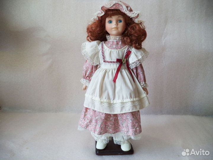 Кукла коллекционная на подставке