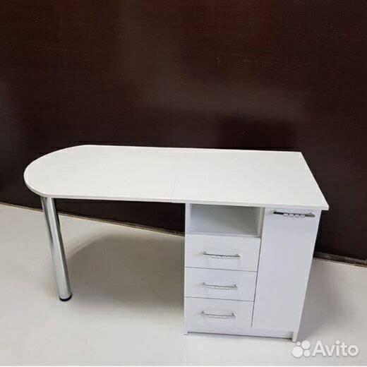 Маникюрный стол