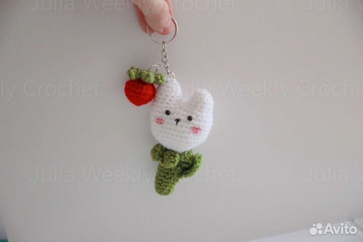 Вязаный брелок амигуруми 