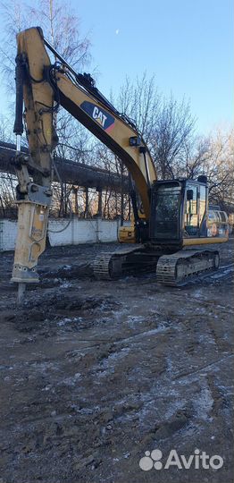 Экскаватор с гидромолотом