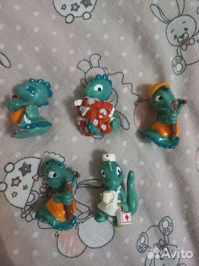 Коллекция из киндер сюрприза динозаврики