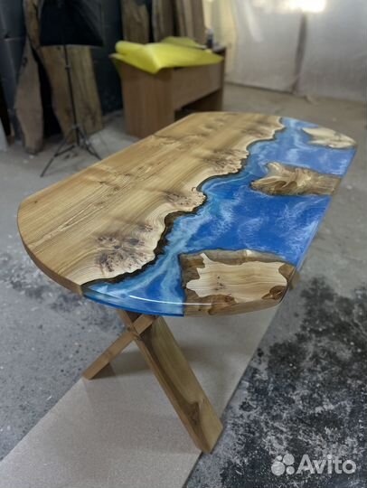 Стол из эпоксидной смолы и слэба