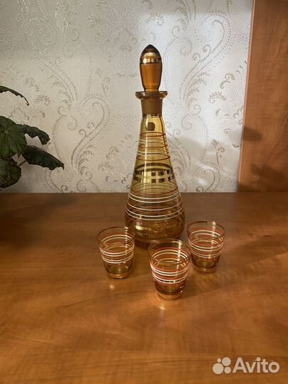 Старинный графин с рюмками