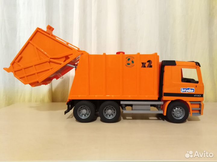 Мусоровоз, автокран Bruder (Германия)