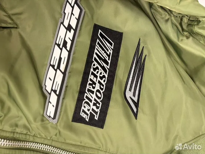 Бомбер vetements alpha industries racing на руках