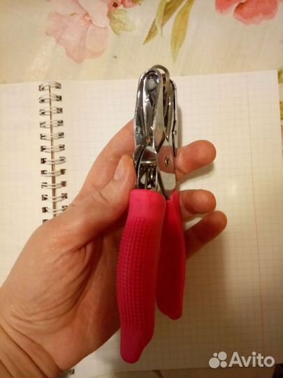 Дырокол для бумаги ручной