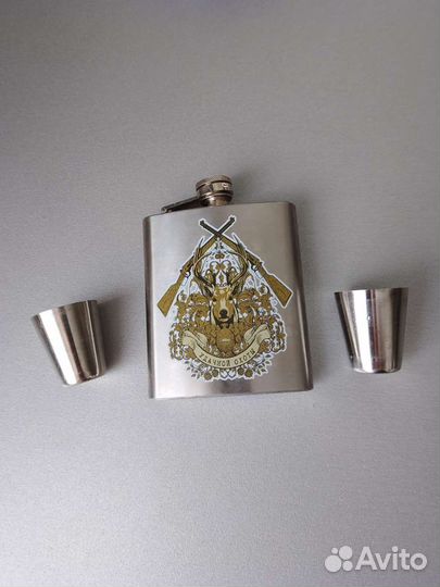 Фляжка со стопками