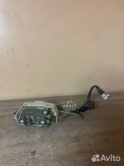 Замок задний правый Suzuki Liana