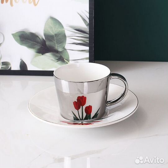 Чашка отражающая рисунок и блюдце. Чашка с блюдцем