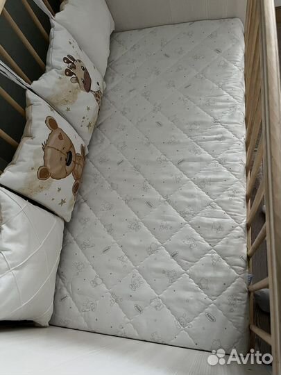 Детская кроватка с маятником и ящиком