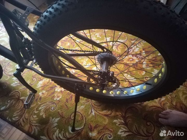 Велосипед горный с широкими колесами на большой ве