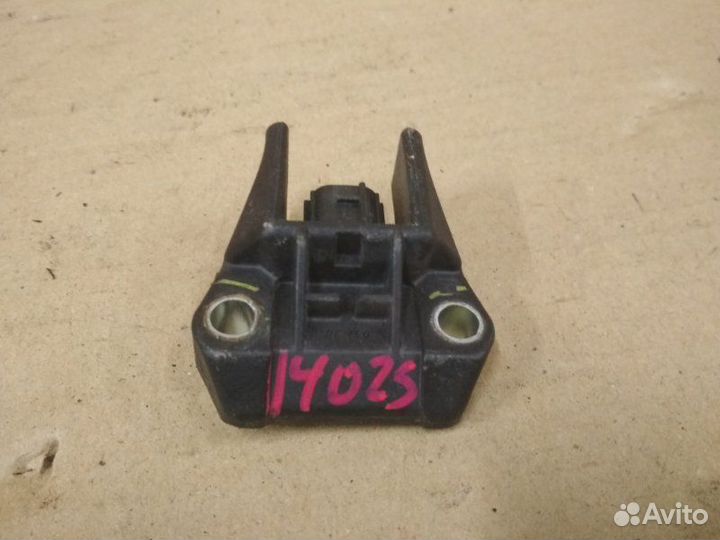 Датчик AirBag передний Toyota Sienna III