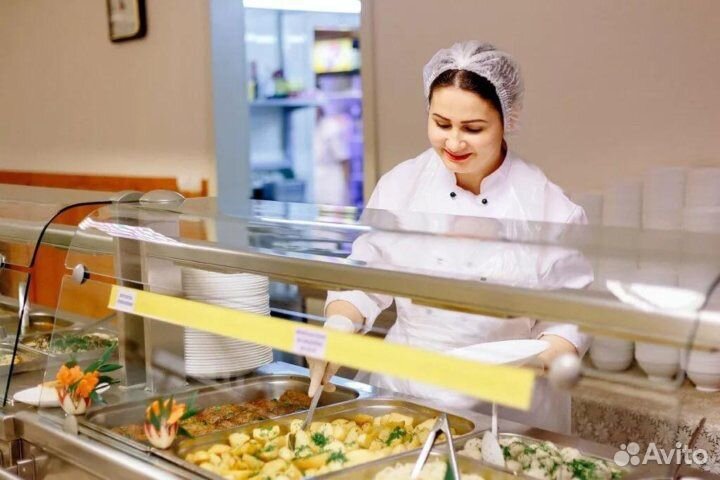 Раздатчица в столовую