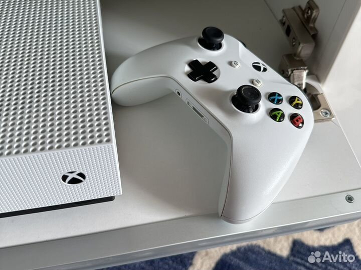 Xbox one S 1tb + 2 джойстик в упак