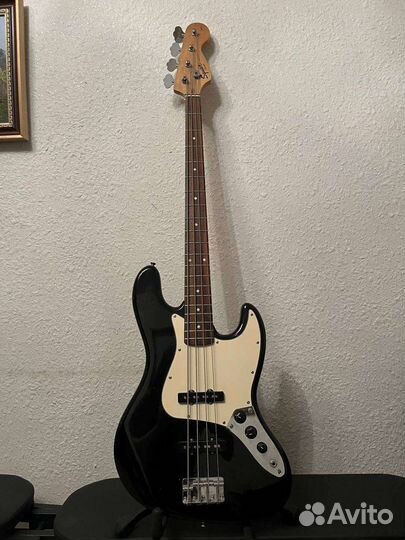 Бас гитара Fender Squire J-bass + зимний чехол