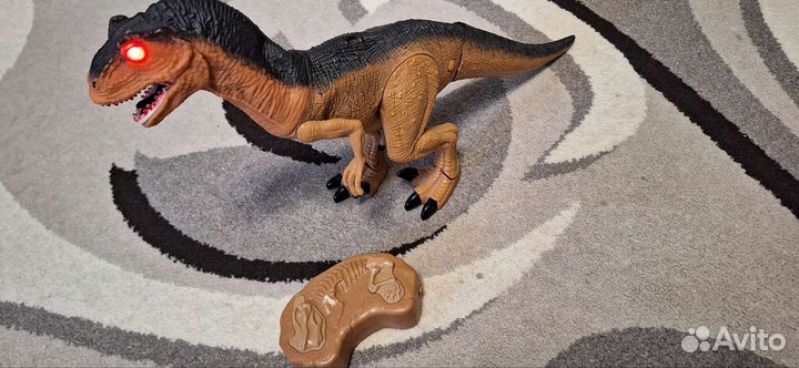 Динозавр на пульте управления