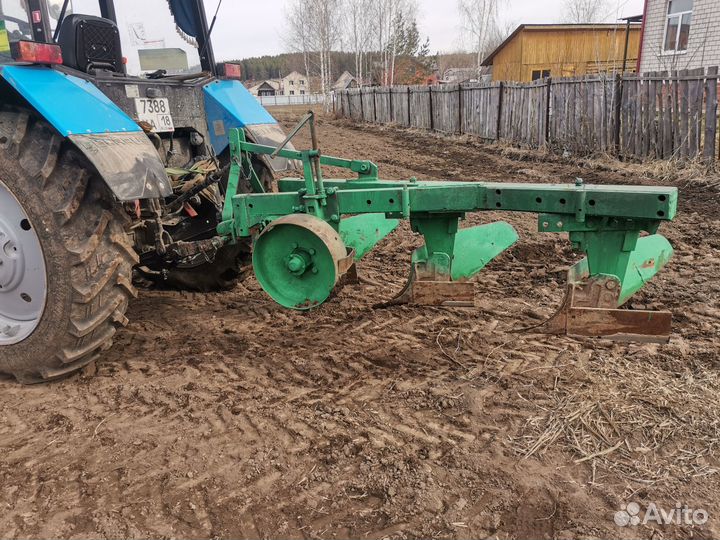 Вспашка земли трактором