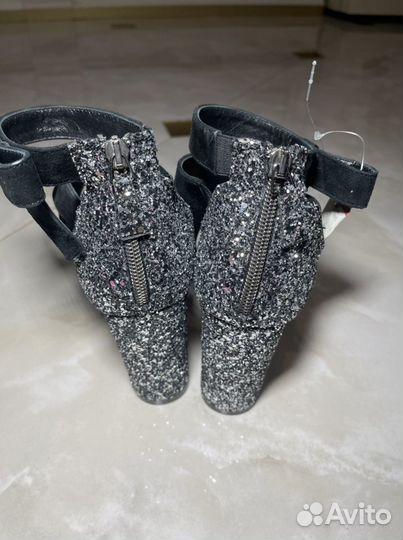 Босоножки новыеminelli