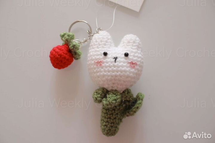 Вязаный брелок амигуруми 