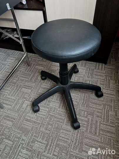 Стул на колесиках