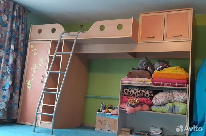 Кровать-чердак и стеллажи