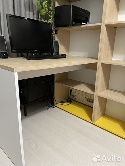 Угловой письменный стол с полками