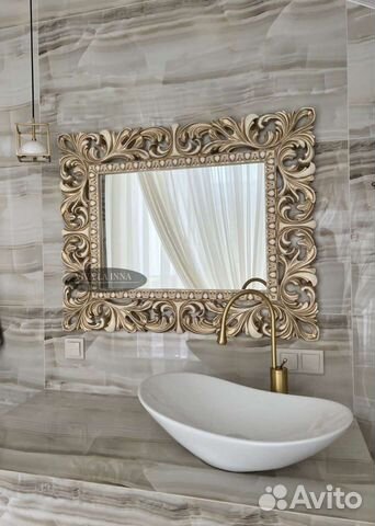 Зеркало в широкой раме