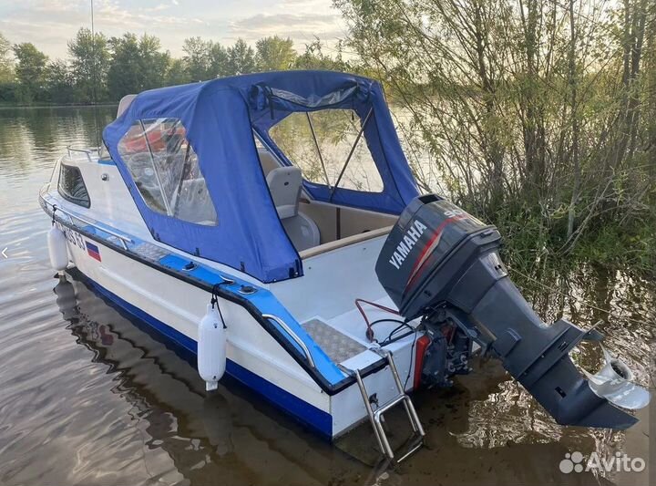 Каютный катер 