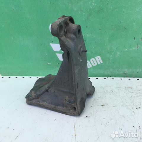 Кронштейн двигателя правый Фольксваген Гольф 3 В