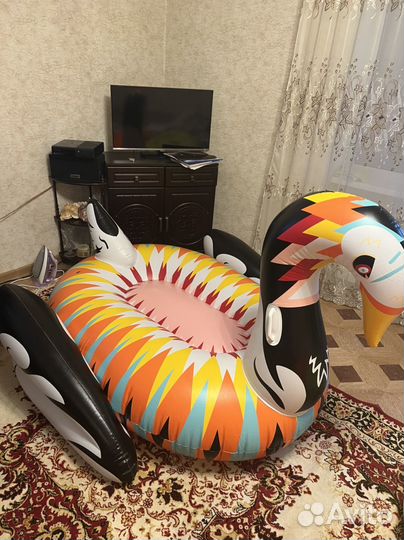 Надувной лебедь