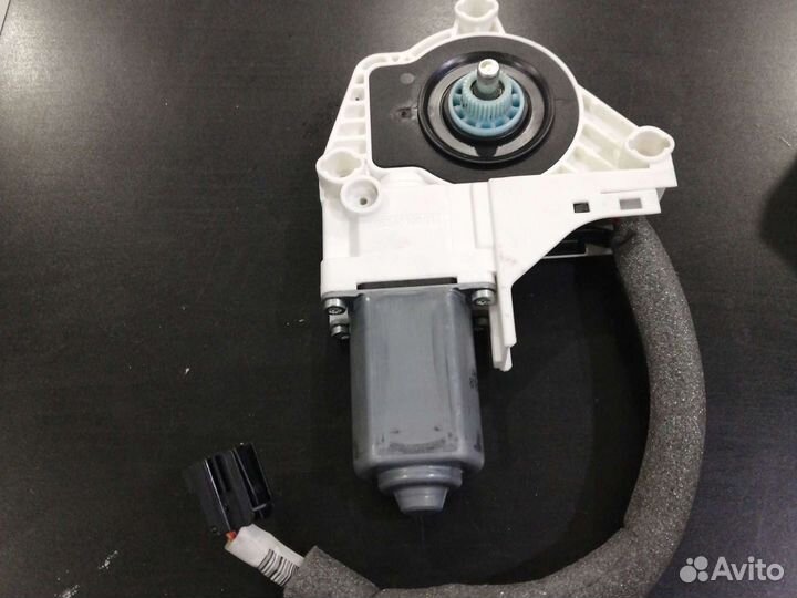 Моторчик стеклоподъемника Skoda Superb