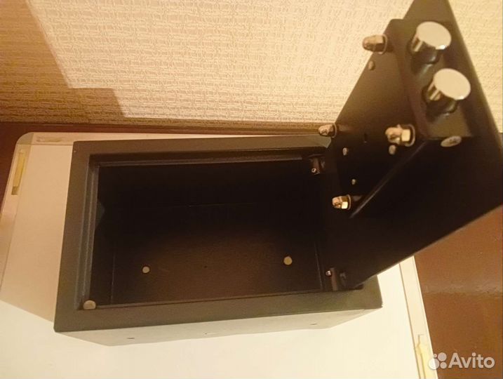 Сейф металлический