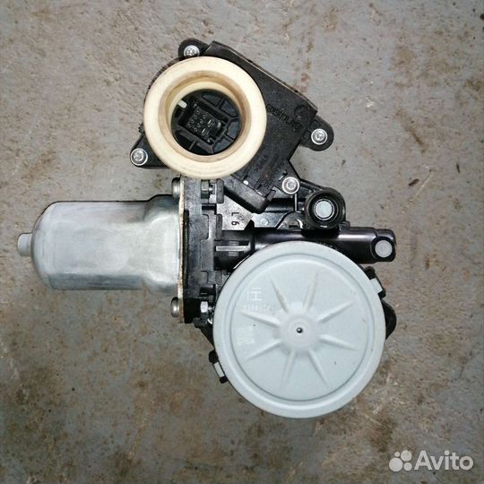 Моторчик стеклоподъемника задний правый Toyota