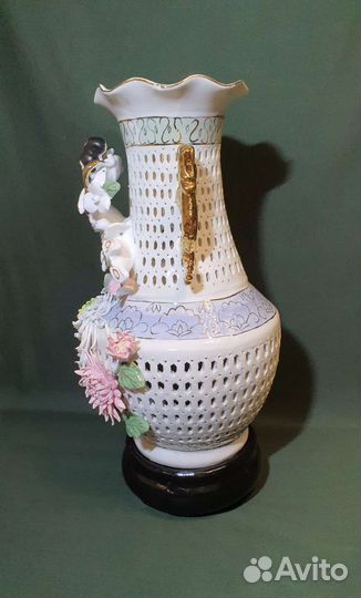 Ваза прорезной фарфор. Китай