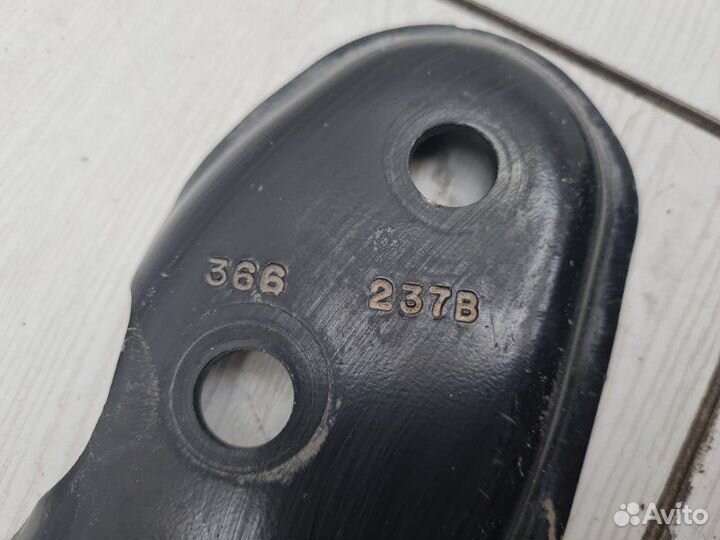 Кронштейн подрамника передний правый Jeep Cherokee