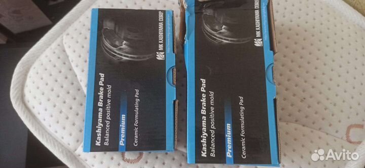 Комплект оригинальных тормозных колодок (Япония)