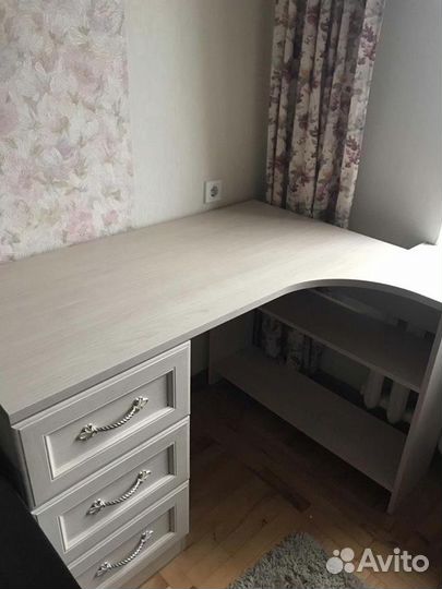 2 письменных стола