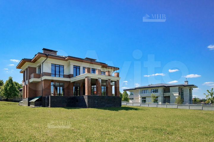 Дом 860,9 м² на участке 32 сот.