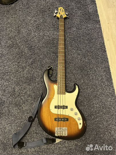 Бас гитара с чехлом