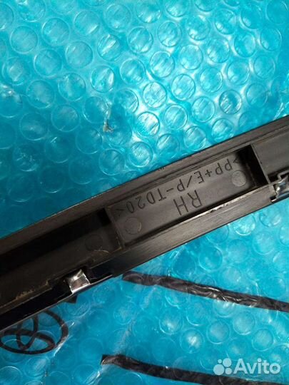 Молдинг лобового стекла Lexus LX 570 правый NEW