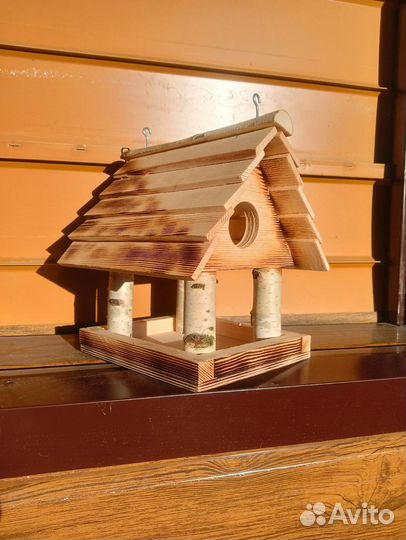 Кормушка для птиц из дерева и спилов