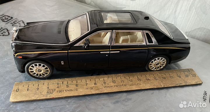 Моделька машины Rolls Royce Phantom
