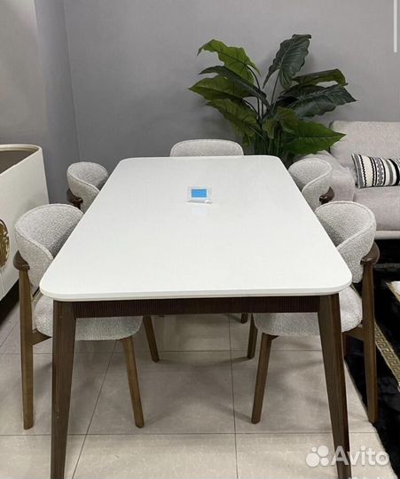 Стол и стулья в гостиную. В наличии