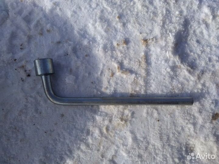 Ключ балонный на Subaru Outback BP9 2003-2008г